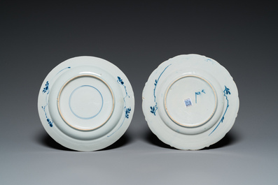 Deux assiettes similaires en fa&iuml;ence de Delft et en porcelaine de Chine en bleu et blanc, Kangxi et 18&egrave;me