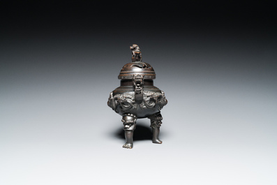 Een Chinese bronzen wierookbrander met deksel, Xuande merk, 19e eeuw