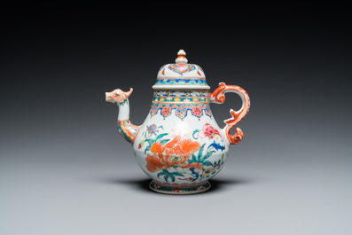 Th&eacute;i&egrave;re couverte en porcelaine de Chine famille rose au bec en forme de dragon, Yongzheng/Qianlong