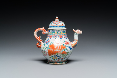 Een Chinese famille rose theepot met drakentuit, Yongzheng/Qianlong