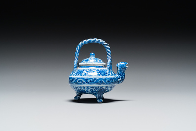 Th&eacute;i&egrave;re couverte en porcelaine de Chine en bleu et blanc au bec en forme de ph&eacute;nix, marque de Xuande, probablement Qing