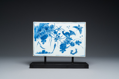 Een Chinese rechthoekige blauw-witte tegel met een onthoofdingssc&egrave;ne, Kangxi