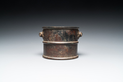 Br&ucirc;le-parfum cylindrique en bronze aux anses en forme de t&ecirc;tes d'animaux mythiques, Chine, marque de Xuande, Kangxi