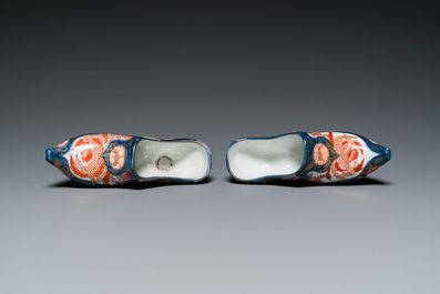Paire de chaussures miniatures en porcelaine de style Imari d'apr&egrave;s un mod&egrave;le de Delft, probablement Samson, France, 19&egrave;me