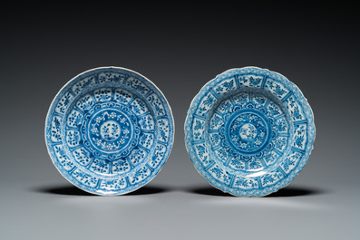 Deux assiettes similaires en fa&iuml;ence de Delft et en porcelaine de Chine en bleu et blanc, Kangxi et 18&egrave;me
