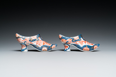 Paire de chaussures miniatures en porcelaine de style Imari d'apr&egrave;s un mod&egrave;le de Delft, probablement Samson, France, 19&egrave;me