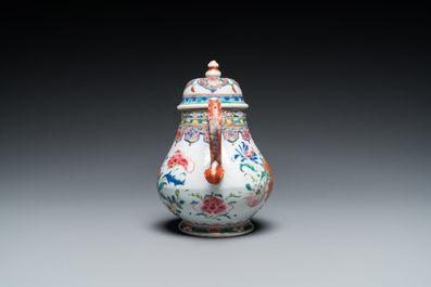 Th&eacute;i&egrave;re couverte en porcelaine de Chine famille rose au bec en forme de dragon, Yongzheng/Qianlong