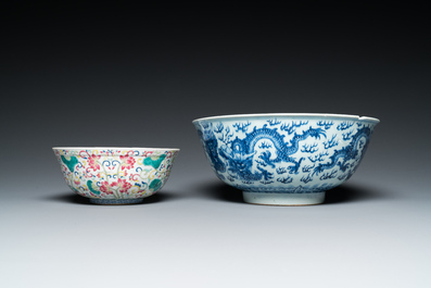 Trois plats et deux bols en porcelaine de Chine famille rose et en bleu et blanc, Qianlong et post&eacute;rieur