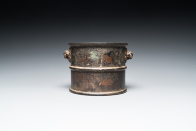 Br&ucirc;le-parfum cylindrique en bronze aux anses en forme de t&ecirc;tes d'animaux mythiques, Chine, marque de Xuande, Kangxi