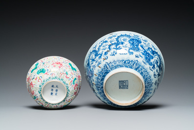 Trois plats et deux bols en porcelaine de Chine famille rose et en bleu et blanc, Qianlong et post&eacute;rieur