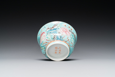 Un bol et une assiette en porcelaine de Chine famille rose &agrave; fond turquoise, marque et &eacute;poque de Guangxu