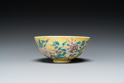 Bol en porcelaine de Chine famille rose &agrave; d&eacute;cor floral sur fond jaune, marque de Yongzheng mais probablement post&eacute;rieur