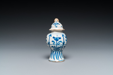 Six vases en fa&iuml;ence de Delft en bleu et blanc, 17/18&egrave;me