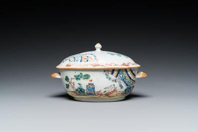 Une terrine couverte sur support en porcelaine de Chine famille rose, Qianlong