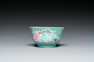 Un bol et une assiette en porcelaine de Chine famille rose &agrave; fond turquoise, marque et &eacute;poque de Guangxu