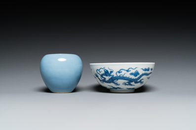 Un bol en porcelaine de Chine en bleu et blanc &agrave; d&eacute;cor de dragons et un lave-pinceaux en bleu monochrome, marque de Qianlong, 19/20&egrave;me