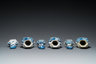 Six vases en fa&iuml;ence de Delft en bleu et blanc, 17/18&egrave;me