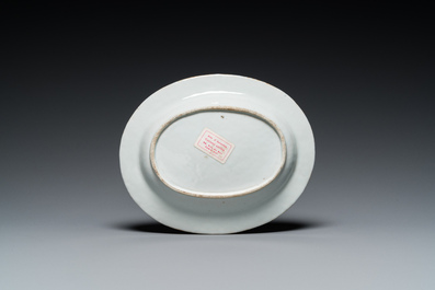 Une terrine couverte sur support en porcelaine de Chine famille rose, Qianlong