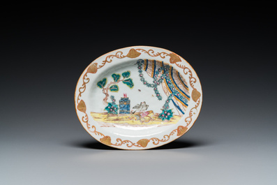 Une terrine couverte sur support en porcelaine de Chine famille rose, Qianlong