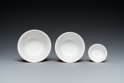 Trois bols en porcelaine de Chine en rose monochrome, Qianlong mark, 19/20&egrave;me