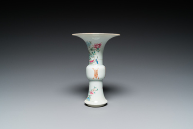 Deux bols aux dragons et un vase &agrave; d&eacute;cor floral en porcelaine de Chine famille rose, 19/20&egrave;me