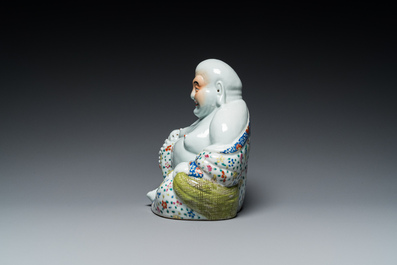 Sculpture de Bouddha en porcelaine de Chine famille rose sur socle en bois, marque de Zhu Mao Ji Zao 朱茂記造, R&eacute;publique