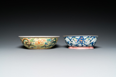 Deux bols aux dragons et un vase &agrave; d&eacute;cor floral en porcelaine de Chine famille rose, 19/20&egrave;me