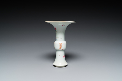 Deux bols aux dragons et un vase &agrave; d&eacute;cor floral en porcelaine de Chine famille rose, 19/20&egrave;me