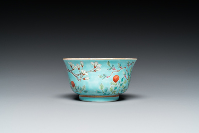 Un bol et une assiette en porcelaine de Chine famille rose &agrave; fond turquoise, marque et &eacute;poque de Guangxu