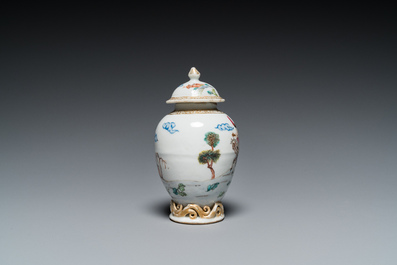 Trois tasses et soucoupes et une bo&icirc;te &agrave; th&eacute; couverte en porcelaine de Chine famille rose, Yongzheng/Qianlong