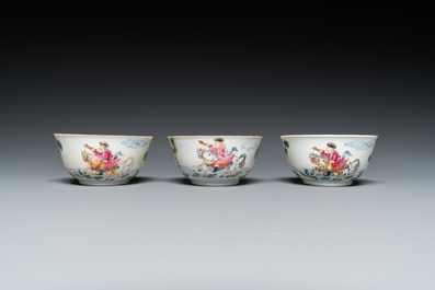 Drie Chinese famille rose koppen en schotels en een theebus met decor van een ruiter, Yongzheng/Qianlong