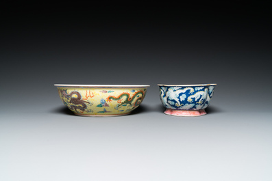 Deux bols aux dragons et un vase &agrave; d&eacute;cor floral en porcelaine de Chine famille rose, 19/20&egrave;me