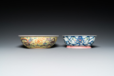 Deux bols aux dragons et un vase &agrave; d&eacute;cor floral en porcelaine de Chine famille rose, 19/20&egrave;me