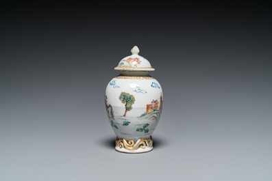 Trois tasses et soucoupes et une bo&icirc;te &agrave; th&eacute; couverte en porcelaine de Chine famille rose, Yongzheng/Qianlong