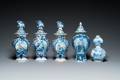 Zes blauw-witte Delftse vazen, 17/18e eeuw