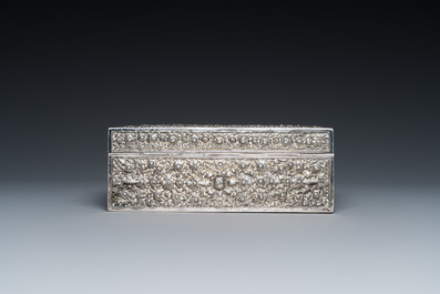 Een rechthoekige Thaise zilveren dekseldoos, 19/20e eeuw