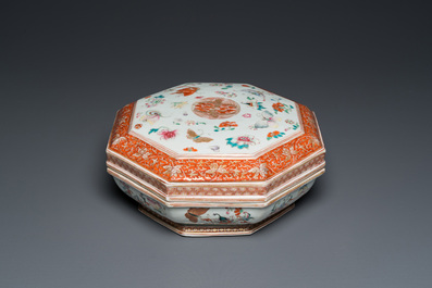 Bo&icirc;te couverte de forme octogonale en porcelaine de Chine famille rose, rouge de fer et dor&eacute;, Yongzheng