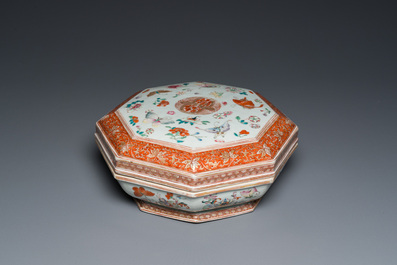 Een Chinese octagonale famille rose, ijzerrode en vergulde dekseldoos met vlinders, Yongzheng