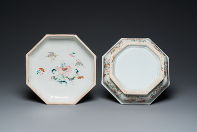 Een Chinese octagonale famille rose, ijzerrode en vergulde dekseldoos met vlinders, Yongzheng