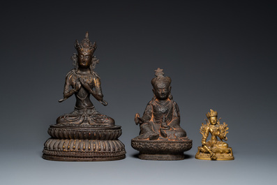 Twee vergulde bronzen Boeddha sculpturen en &eacute;&eacute;n ijzeren, Tibet, 19/20e eeuw