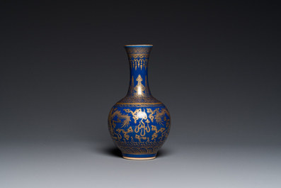 Een Chinese monochrome blauwe flesvormige vaas met verguld drakendecor, Qianlong merk, 19e eeuw