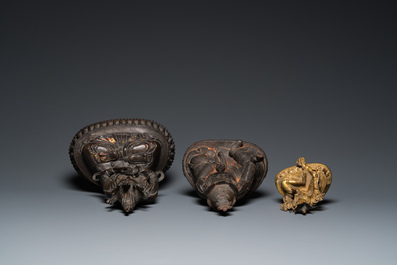 Twee vergulde bronzen Boeddha sculpturen en &eacute;&eacute;n ijzeren, Tibet, 19/20e eeuw