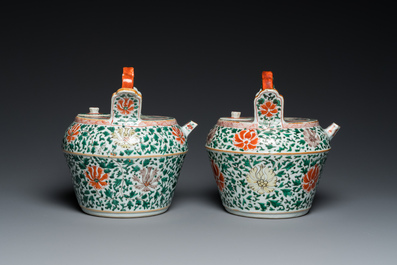 Paire de pots &agrave; chaux et leur couvercles en porcelaine de Chine famille verte, Kangxi