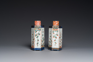 Paire de bouteilles de forme hexagonale en porcelaine de Chine famille verte, Kangxi