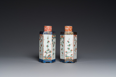 Paire de bouteilles de forme hexagonale en porcelaine de Chine famille verte, Kangxi