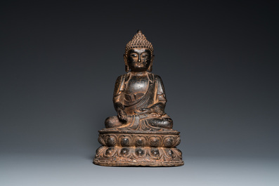 Een grote Chinese bronzen Boeddha met sporen van vergulding, Kangxi merk, Qing