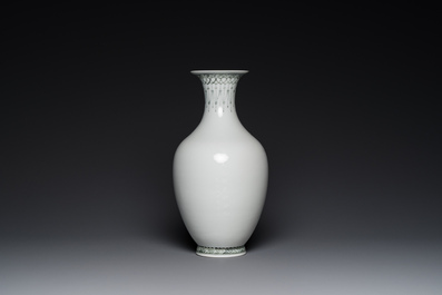 Vase en porcelaine de Chine &agrave; d&eacute;cor d'une belle femme, marque de Huai Ren Tang 懷仁堂, dat&eacute; 1963