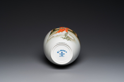 Vase en porcelaine de Chine &agrave; d&eacute;cor d'une belle femme, marque de Huai Ren Tang 懷仁堂, dat&eacute; 1963