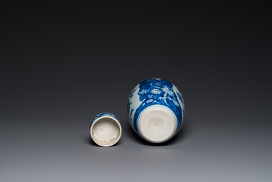 Vase couvert en porcelaine de Chine en bleu et blanc de type Hatcher, Shunzhi