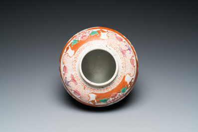 Pot en porcelaine de Chine famille rose &agrave; sujet mandarin au couvercle et socle en bois, Qianlong/Jiaqing